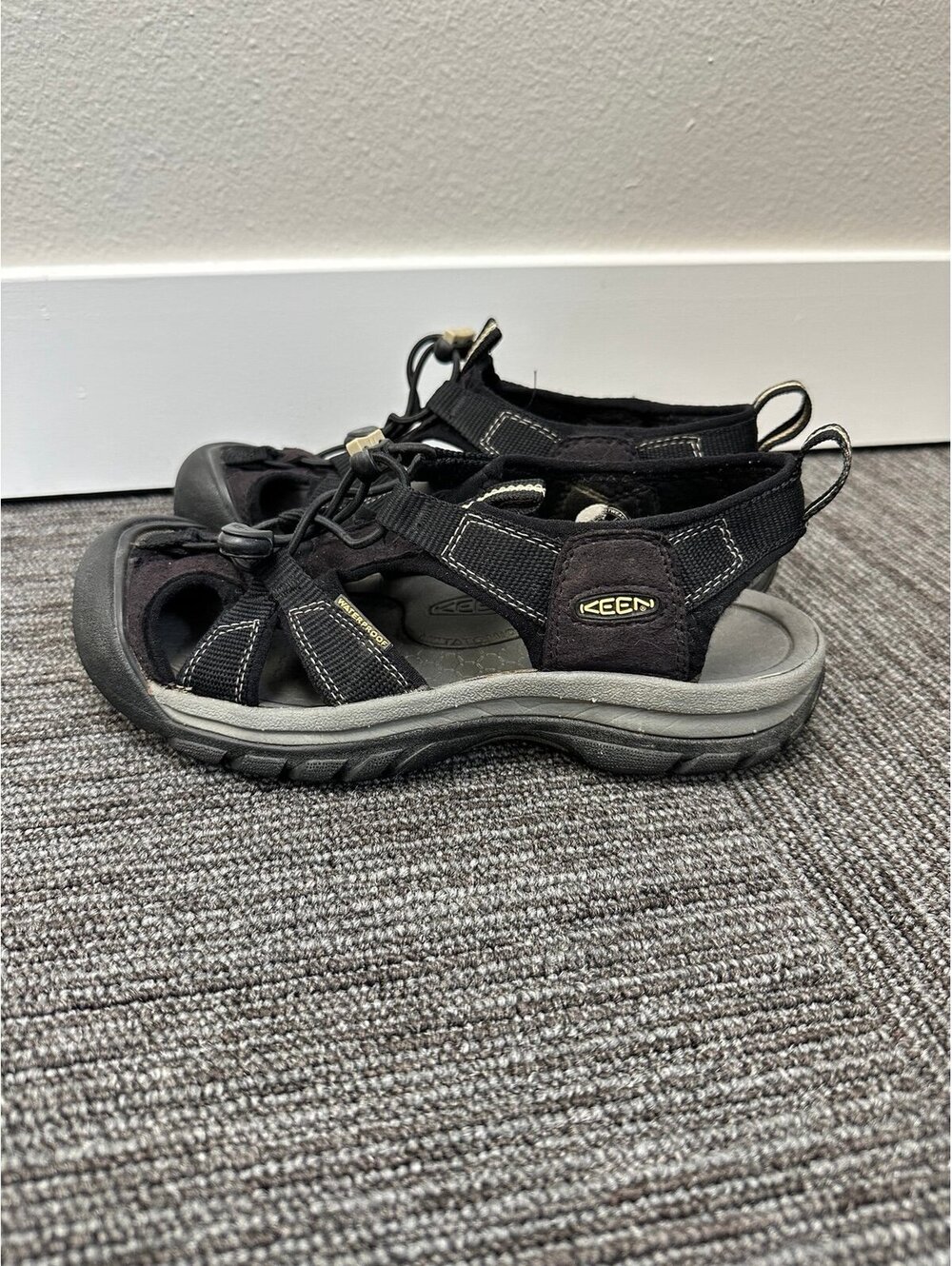 KEEN Waterproof Black Gray Sport Sandals Hiking Outdoor Closed Toe size 7.